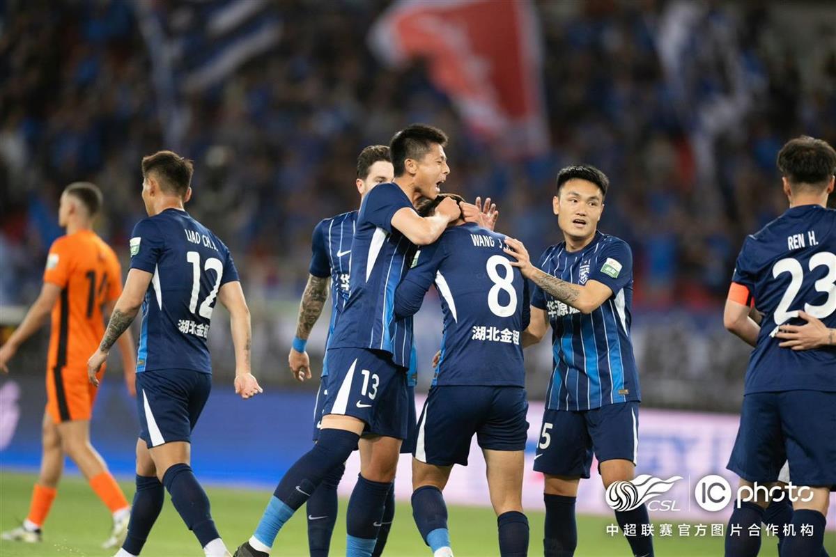 中超赛程吃紧，武汉三镇关键时刻复出首秀，媒体盛赞，更衣室氛围转暖 