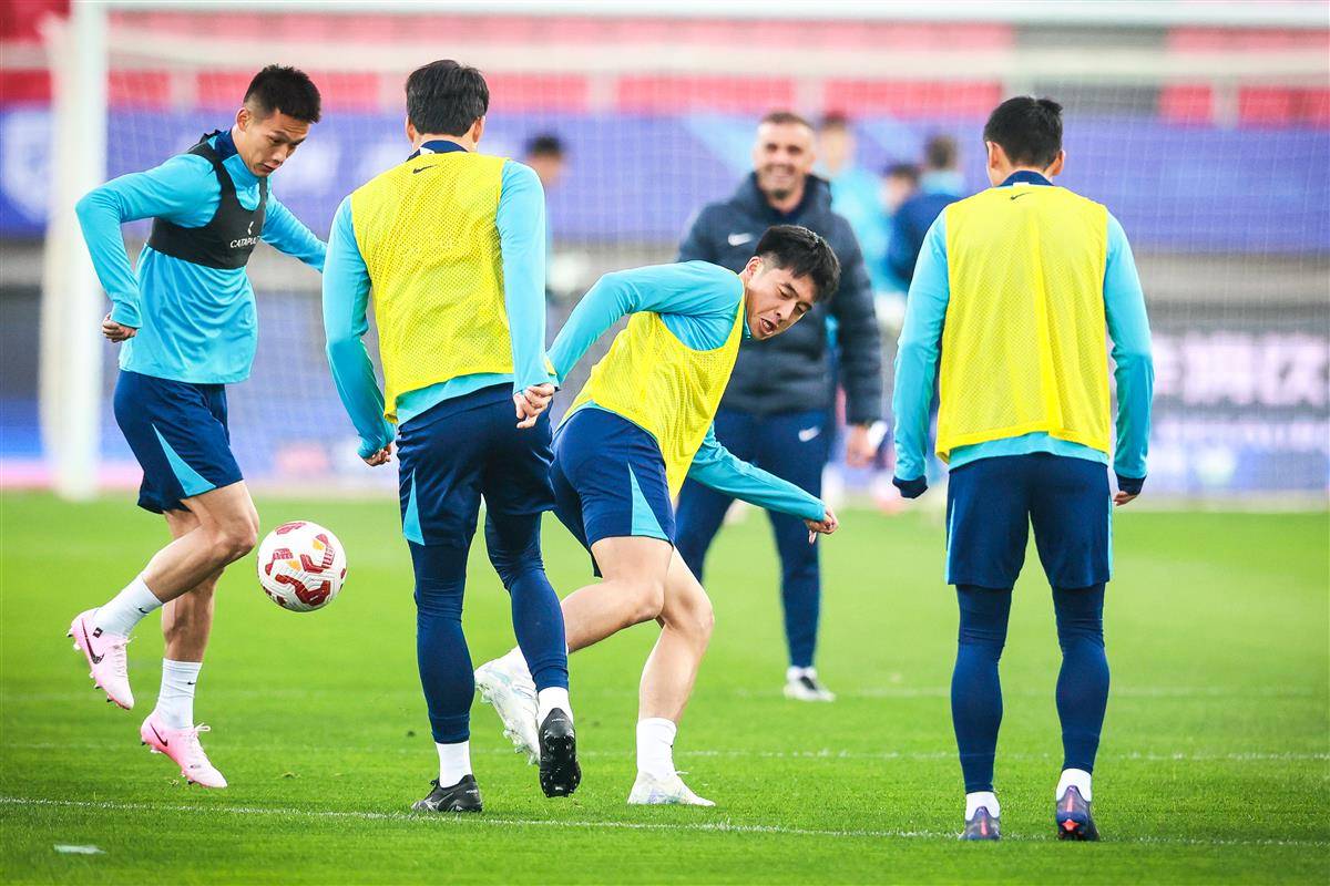 中超赛程吃紧，武汉三镇关键时刻复出首秀，媒体盛赞，更衣室氛围转暖 