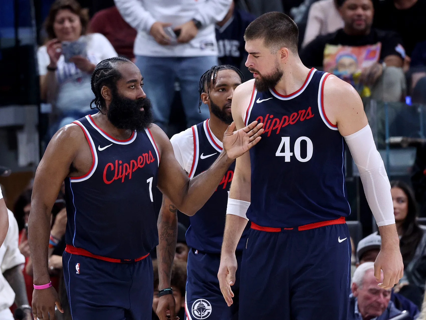 洛杉矶快船发布备战花絮,清晨回应争议,足总杯任务艰巨,纪律约束更严格 洛杉矶快船发布备战花絮,清晨回应争议,足总杯任务艰巨,纪律约束更严格