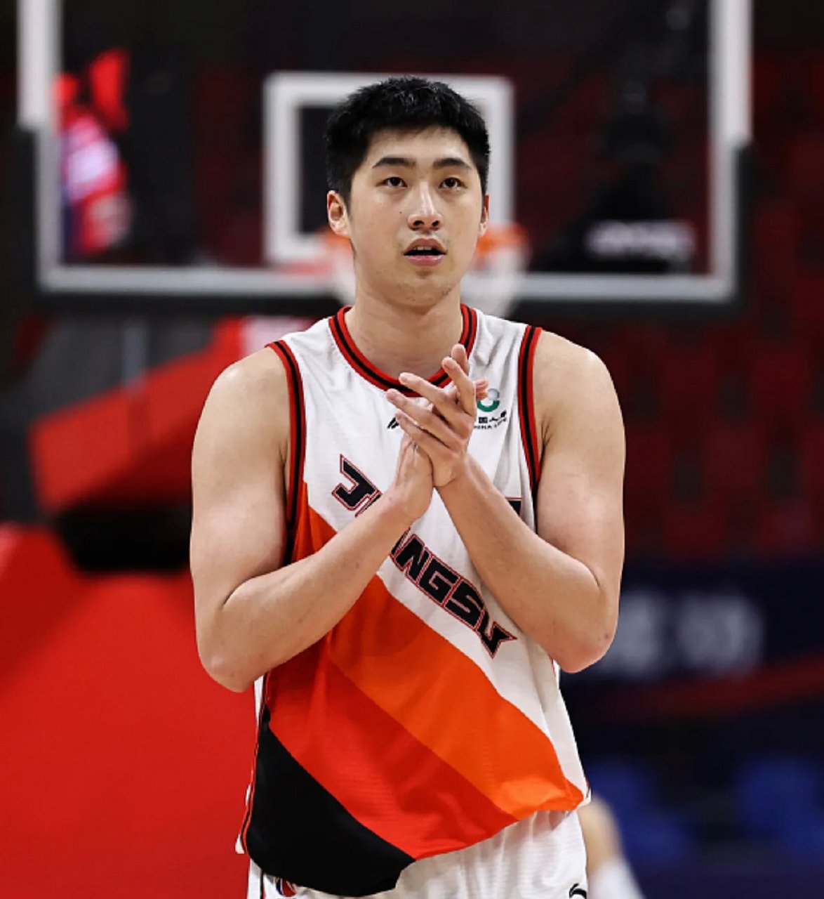 CBA季后赛倒计时，奥兰多魔术窗口期单刀错失，细节引发关注，质疑声仍在，控场能力受关注 